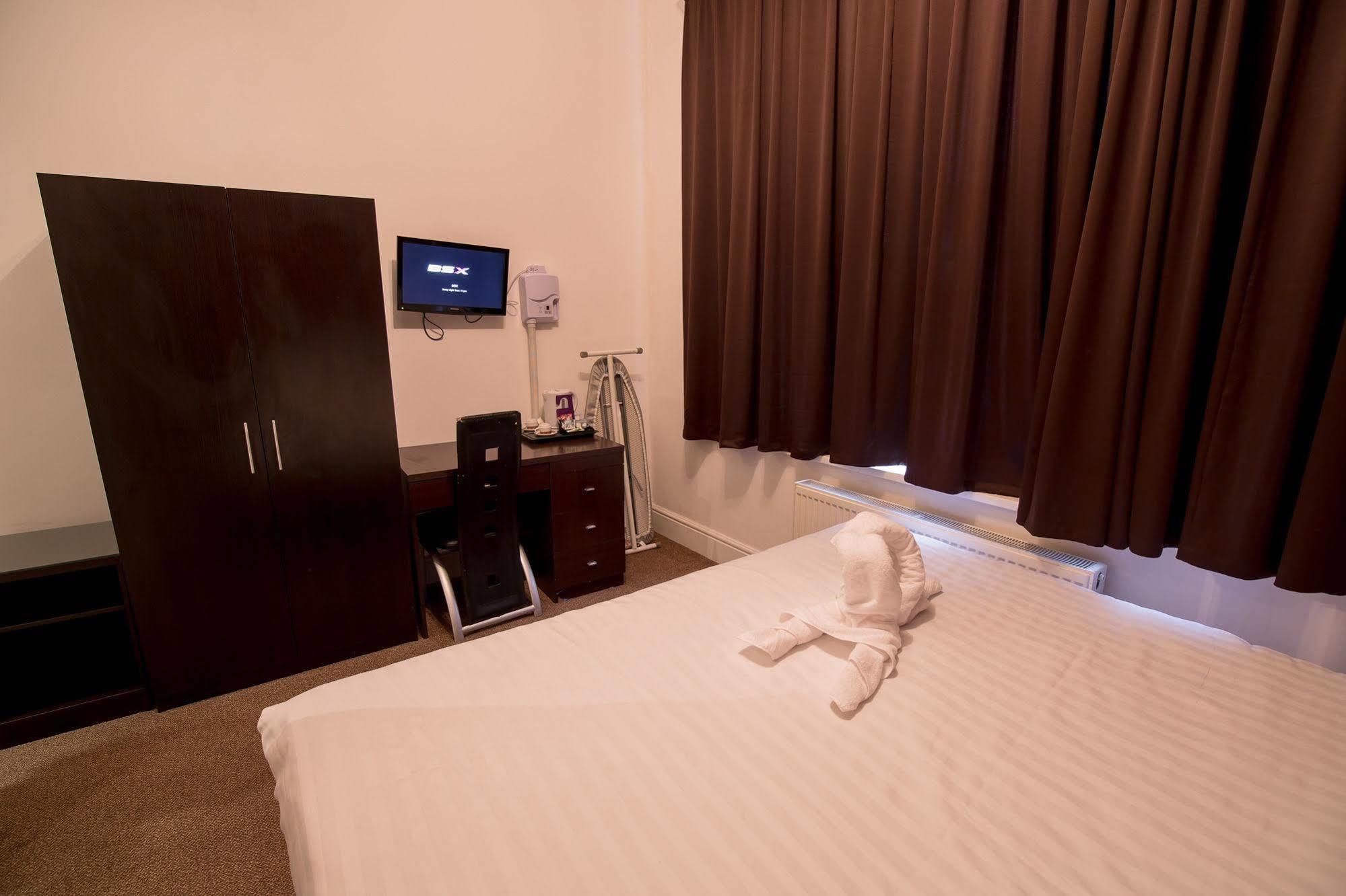 Rotana Hotel Ilford Exterior photo